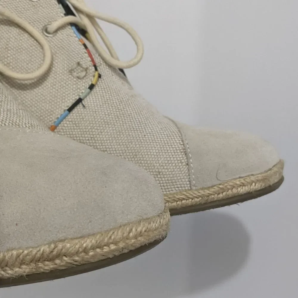 TOMS Womens 9.5 Wedges Tan Booties Whisper Desert Wedge Boot 9 1/2 Suede Shoes